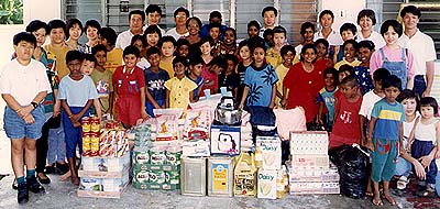 奥占南之家的孤儿们领取禅菩门捐献的日常用品后与禅菩门会员合照